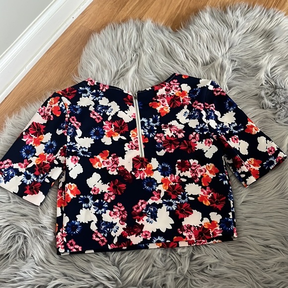 Bundle of Two Express Crop tops - Picture 5 of 6